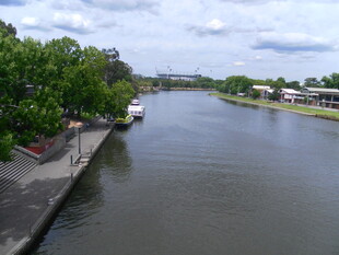 河畔风光 宁静宜人