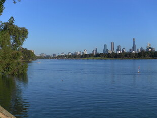 湖畔城市天际线美景
