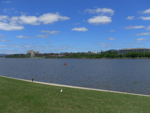 湖畔草地蓝天美景