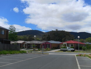 户外停车场与远山风景