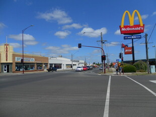街道旁的麦当劳餐厅