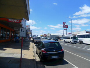 城市街道上的车辆与商铺