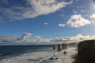 海岸风光 海浪与远处岩柱