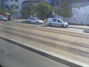 城市街道上停放的车辆