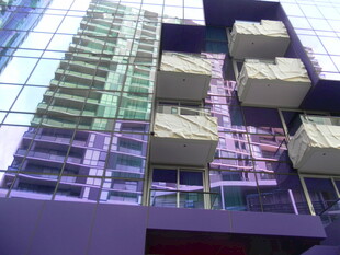 现代高层玻璃幕墙建筑