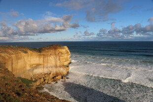 海岸悬崖边的壮丽海景
