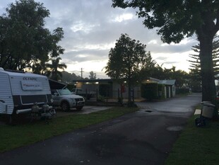 黄昏下的房车营地景象