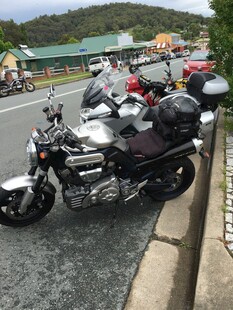 路边停放的多辆帅气摩托车