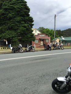 路边停放的多辆摩托车