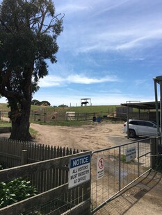 户外开阔场地与围栏景观