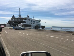 码头边的渡轮与车辆