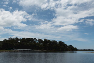 湖畔绿树蓝天美景