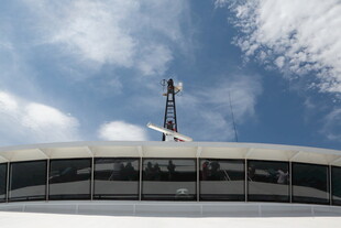 现代建筑顶部与蓝天白云