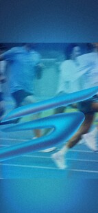 泳池中运动员奋力游泳