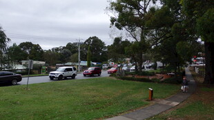 户外停车场景与绿化风景