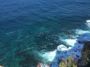 俯瞰碧海白浪拍岸美景