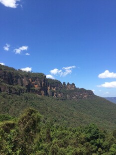壮丽山景与葱郁植被