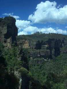 壮丽山景与蓝天白云