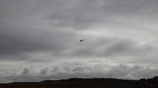 阴天下的飞鸟与远处山峦