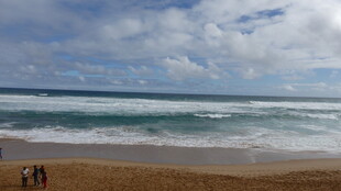 美丽海滩上的悠闲景象