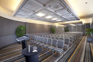 现代会议室内部场景布置