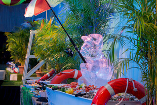 海边摊位的多彩商品展示