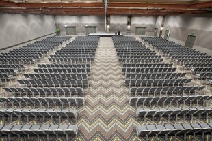 宽敞礼堂内整齐排列的座椅