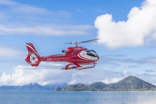 红色直升机翱翔于蓝天