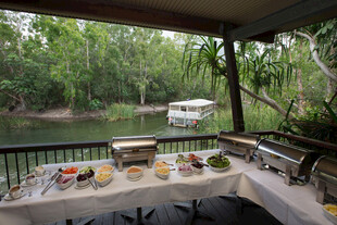 河畔露台美食与自然风光