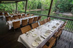 河畔露天餐桌布置场景