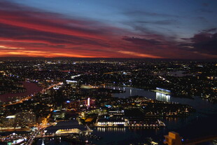 城市夜幕下的绚烂天际线