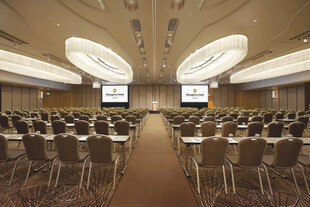 宽敞明亮的现代化会议室