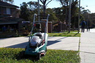 户外草坪上的割草机