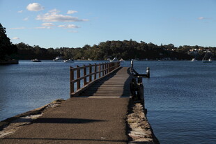 湖畔木栈道上的垂钓者