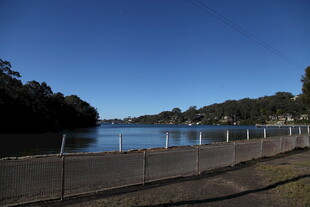 湖畔围栏边的自然风光