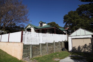 郊区住宅围栏与周边景致