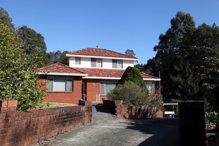 红砖住宅 绿树环绕美景