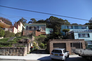 山坡上的住宅与停放车辆