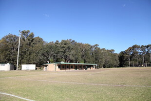 开阔草地旁的树林与建筑