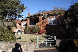 红砖住宅 周边绿植环绕