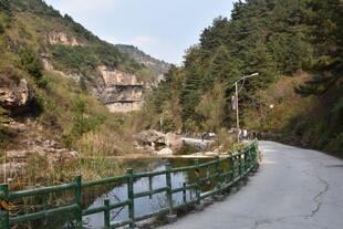 山间公路旁的秀丽自然景色