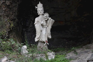 洞穴中的观音石雕像