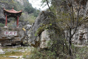 山间古亭伴溪流与岩石