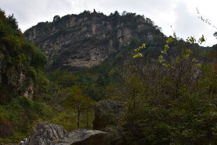 山间景致 绿意盎然的山峦