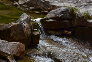 山间溪流穿石而过