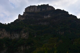 巍峨青山 绿意盎然