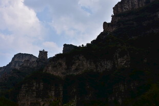 巍峨山峦与天际
