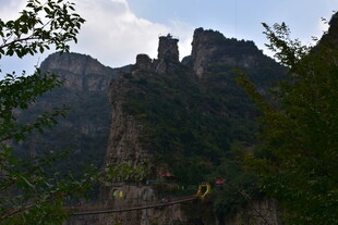 壮丽山峰与葱郁植被景观
