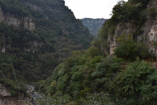 壮丽山间峡谷景色