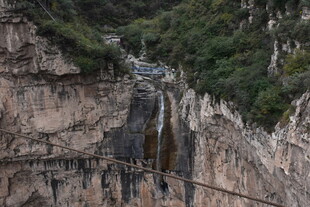 悬崖上的惊险栈道景观